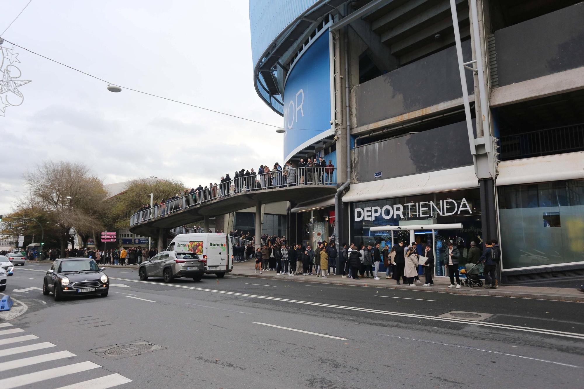 Colas en la Dépor Tienda para conseguir la camiseta 'vintage' del Super Dépor