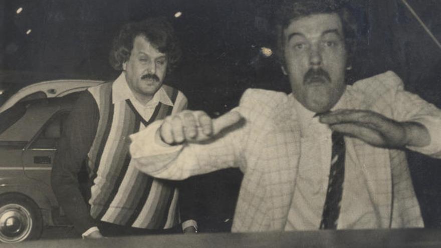 Un guardaespaldas trata de agredir al fotógrafo de Diario de Las Palmas, Juan Gregorio, cuando tomaba una imagen del príncipe Turki en la entrada a una discoteca del Sur. A la derecha, portada del 24 de marzo de 1979 .