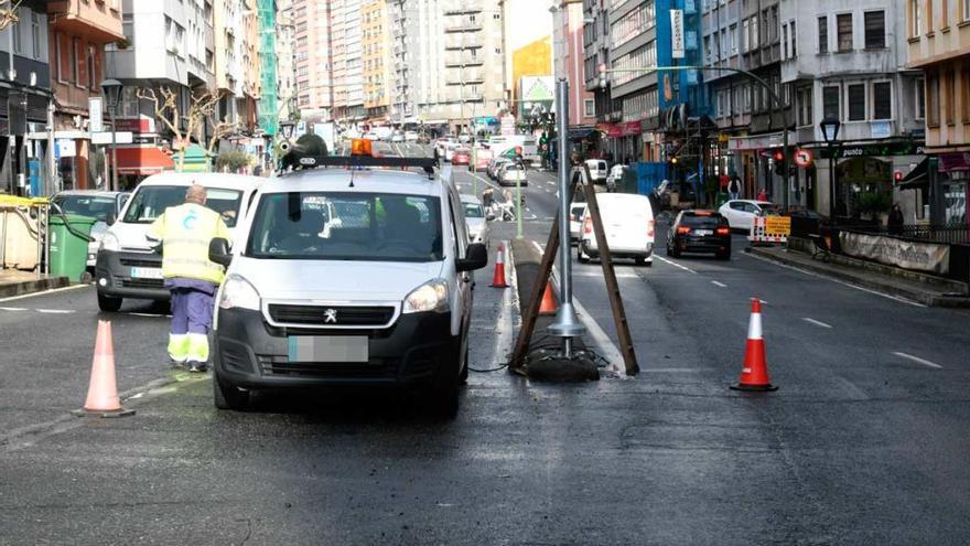 Un coche derriba un semáforo en la Ronda de Outeiro