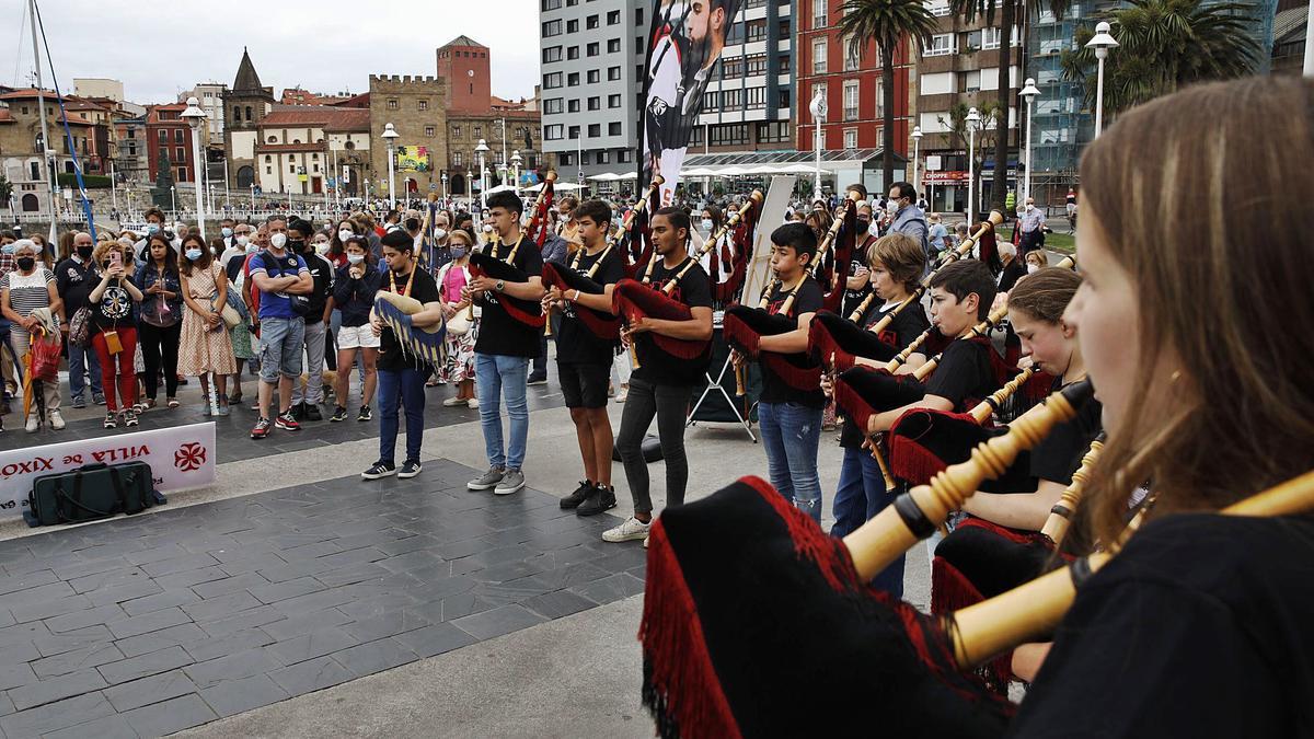 La Banda de Gaitas “Magüeta”, rodeada de público, en los Jardines de la Reina.