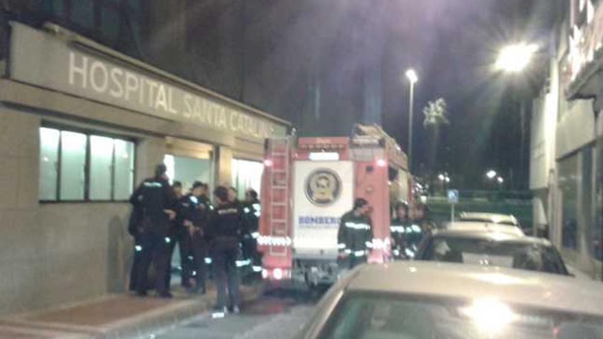 Policías y bomberos, en la puerta de la clínica Santa Catalina, anoche.  | m. Á. M.