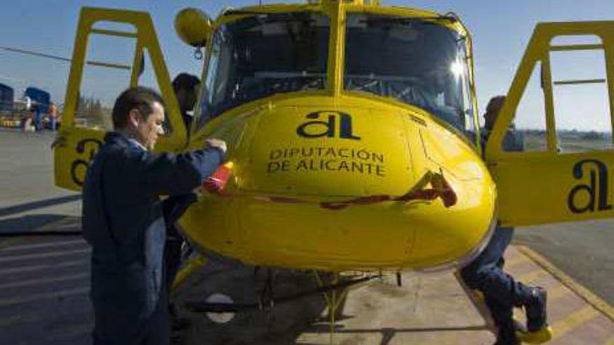 El helicóptero sanitario, ayer en el aeródromo de Mutxamel.