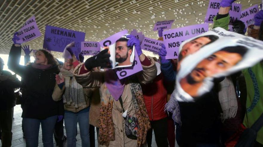 Un grupo de mujeres se concentra ante los juzgados.