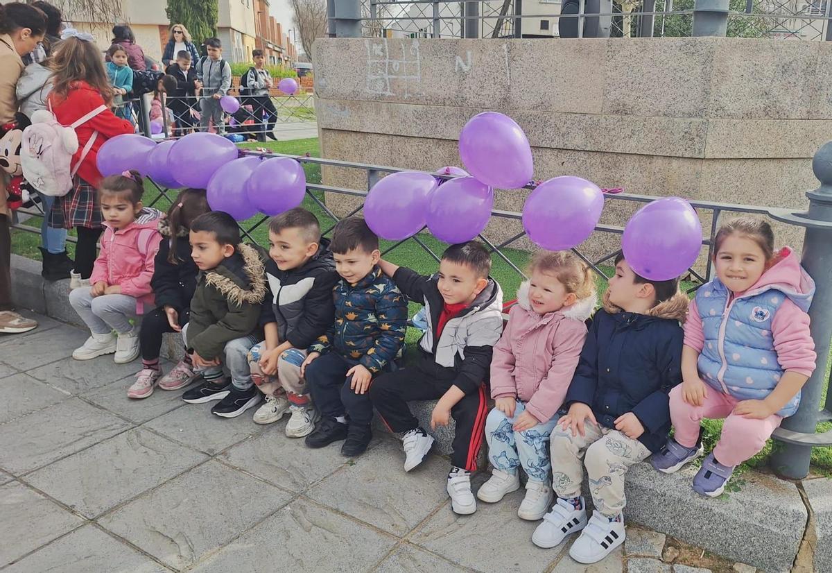 FOTOS | Alumnos de los colegios Cerro de Reyes y Pastor Sito pintan de violeta el barrio por el 8M