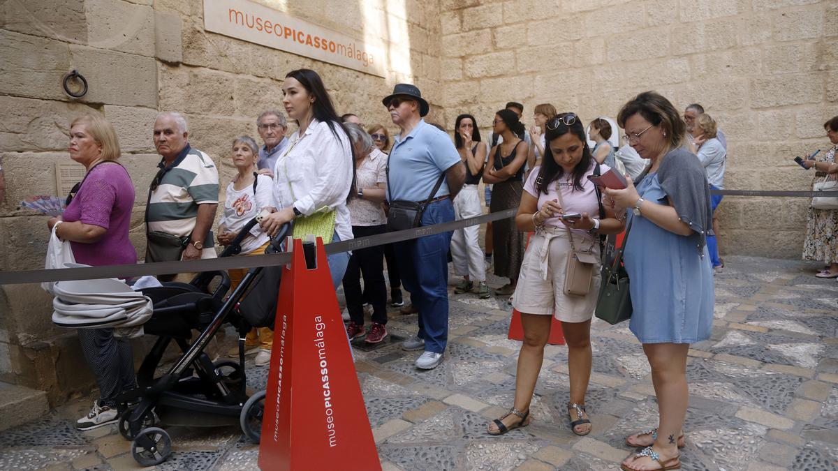 Un nutrido grupo de turistas a las puertas del Museo Picasso de Málaga.