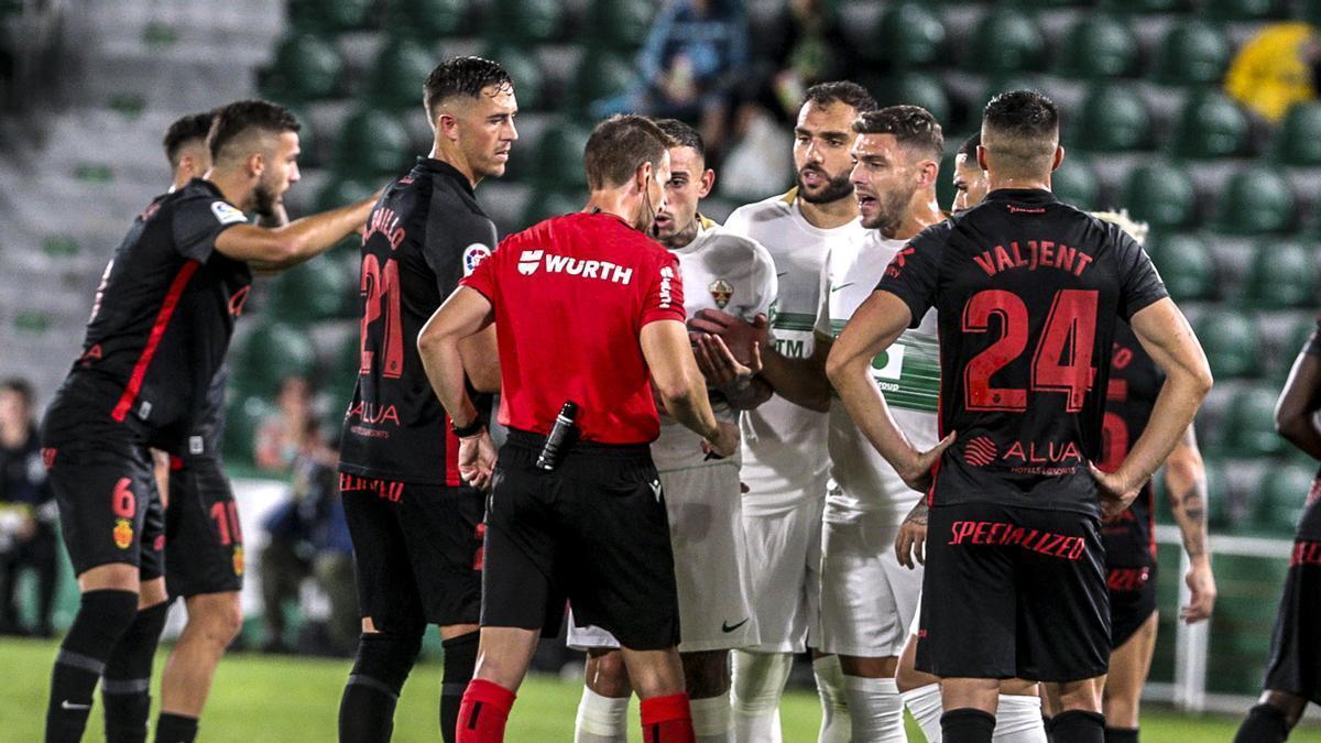 Boyé, Roger y Verdú protestan la expulsión del argentino, que acaba de salir al campo