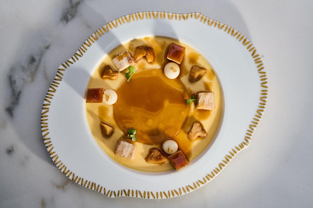 Crème brûlée de cebollas asadas y papada tostada y setas de temporada.