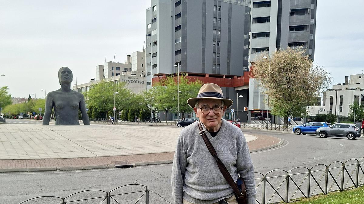 José María Mezquita, tras él la "Mujer de Coslada" de Antonio López