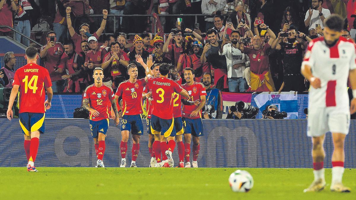 Los jugadores de España celebran un gol frente a Georgia