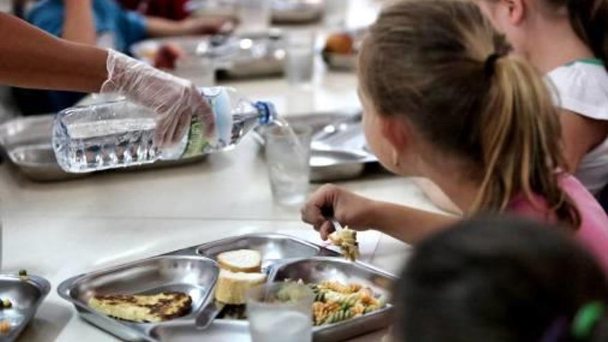 Niños en el comedor del colegio Aitana, que alberga la escuela de verano.