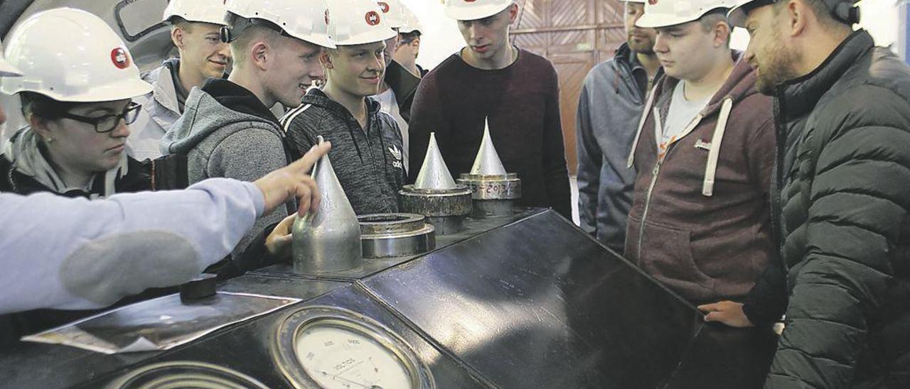 Estudiantes de Ingeniería de Procesos de la Universidad de Bochum, ayer, en La Malva.