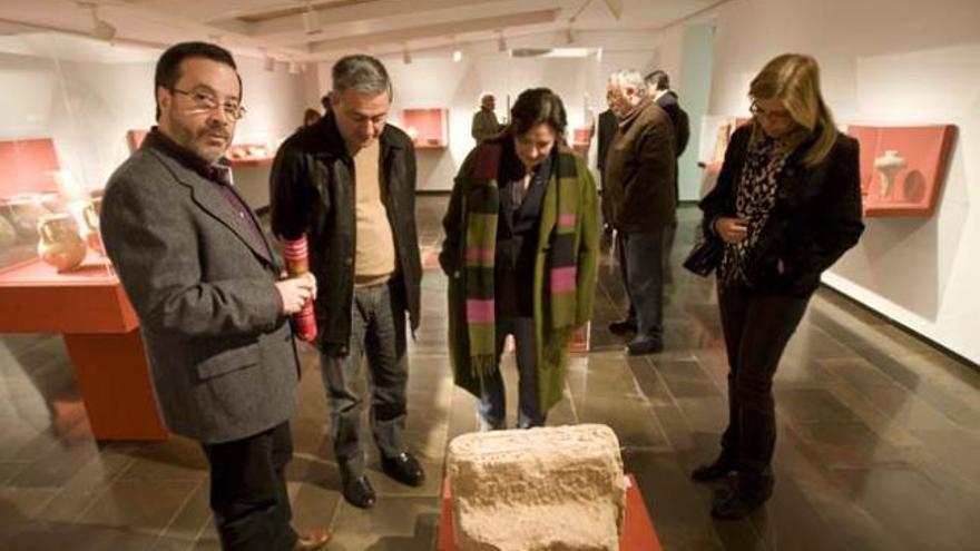 Visitantes de muestra admiran una de las piezas.