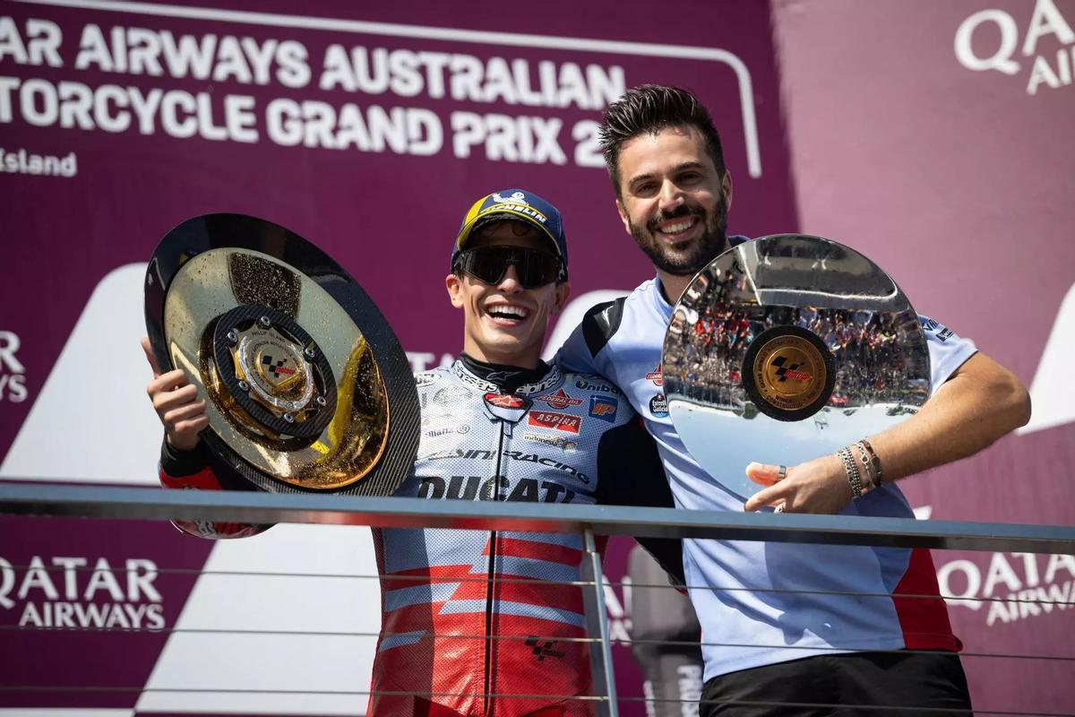 Marc Márquez y Michele Masini compartieron podio y felicidad, el domingo, en lo más alto del podio de Australia.