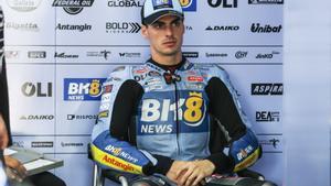 SEPANG (Malaysia), 24/10/2025.- Gresini Racing MotoGP rider Fermin Aldeguer of Spain sits in the garage during a practice session for the Motorcycling Grand Prix of Malaysia in Sepang, Malaysia, 24 October 2025. The 2025 Motorcycling Grand Prix of Malaysia is held at the Sepang International Circuit on 26 October. (Motociclismo, Malasia, España) EFE/EPA/FAZRY ISMAIL