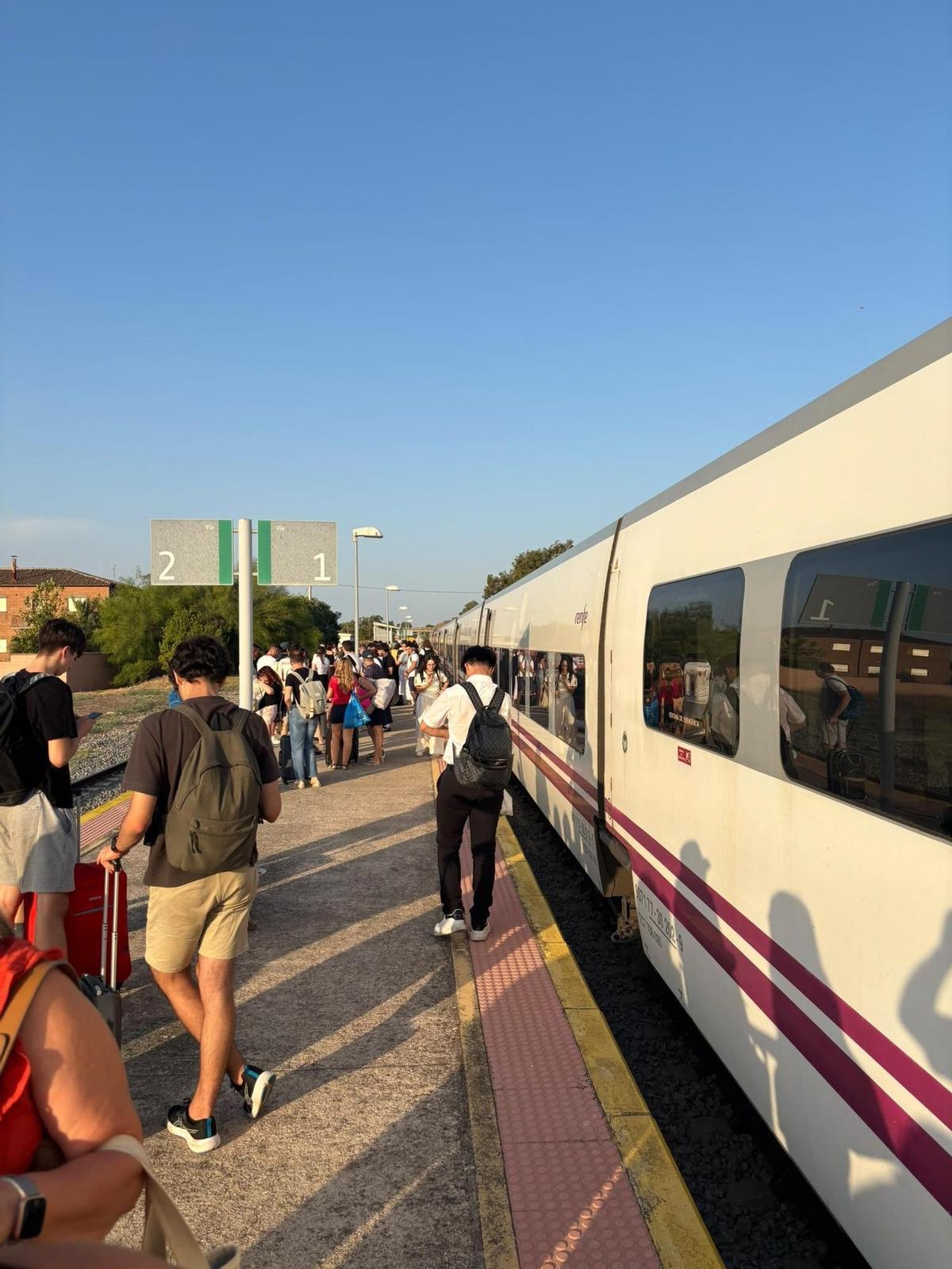 Imagen de los pasajeros procedentes de Badajoz en el anden de la estación de Oropesa (Toledo).