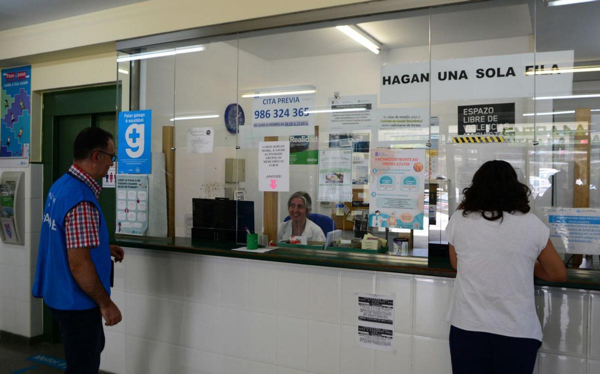 El centro de salud de Bueu comienza el día con esta nueva norma.   | // GONZALO NÚÑEZ