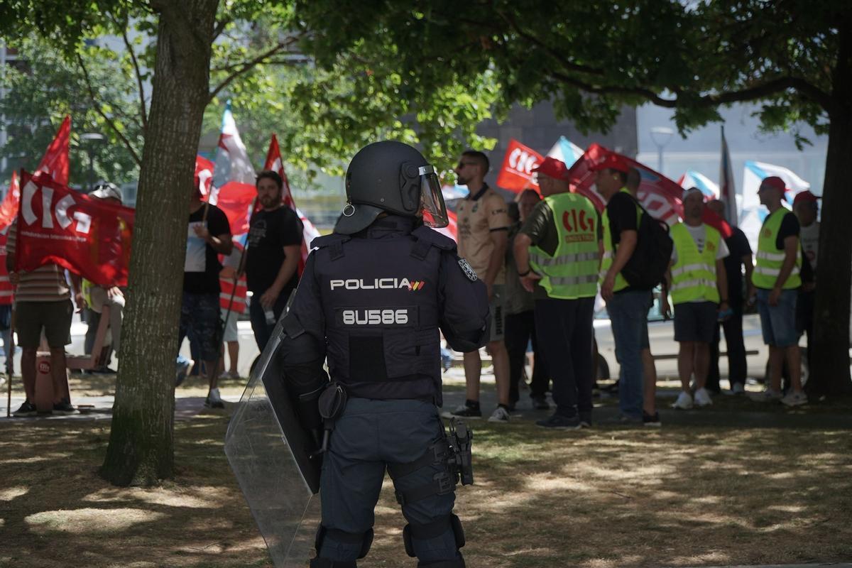 La manifestación del metal corta el acceso a A Coruña por Alfonso Molina La manifestación del metal corta el acceso a A Coruña por Alfonso Molina