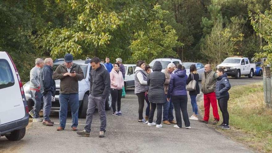 Un grupo de voluntarios al mediodía de ayer en el lugar de Gamil. // Bernabé/Ana Agra