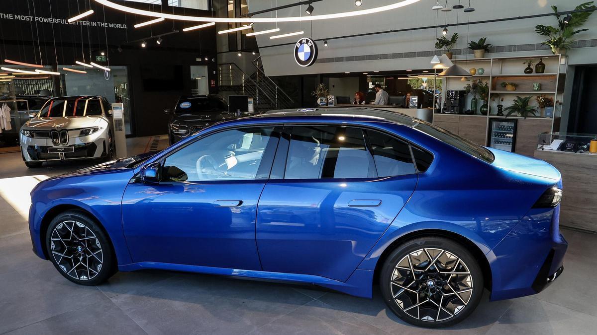 El BMW i3 reivindica las ventajas de la berlina: eficiencia aerodinámica, estabilidad, confort de marcha y comportamiento dinámico.