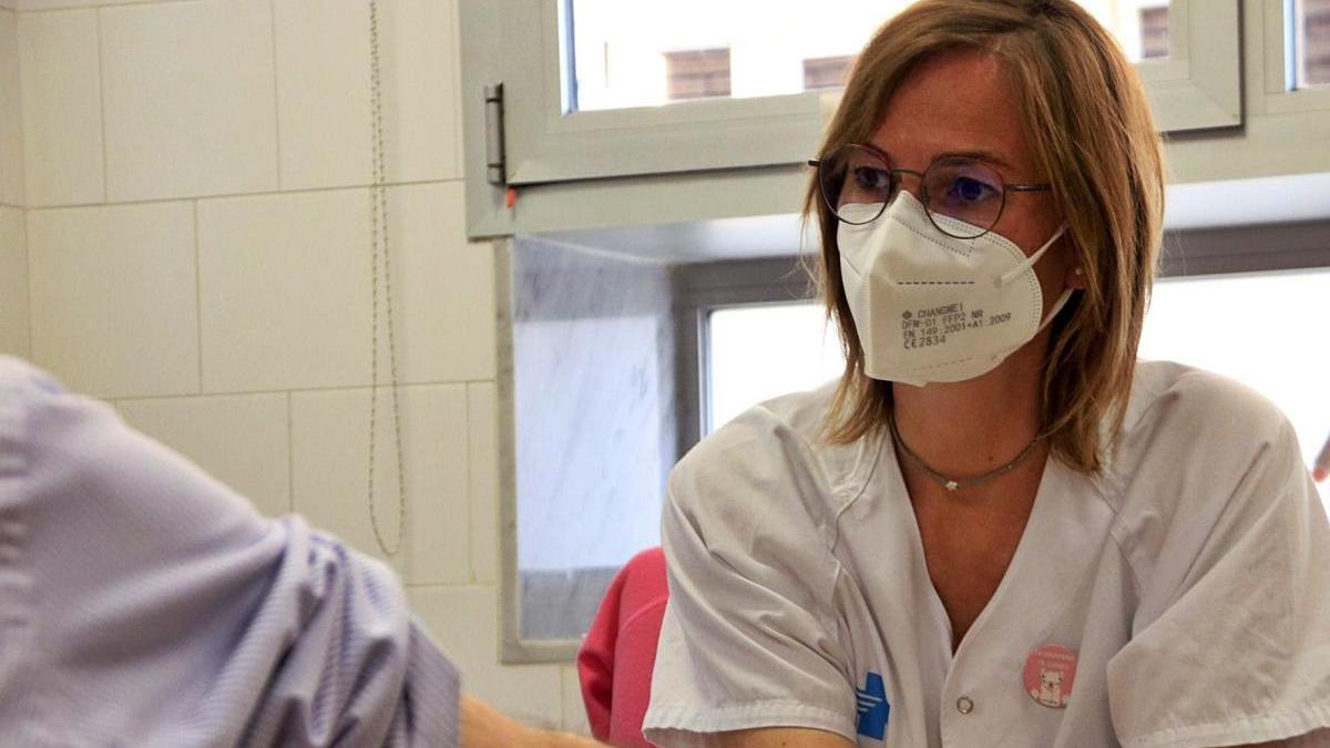 La infermera Sònia Cabrera, del CAP Vinyets de Sant Boi de Llobregat, pren el pols a un pacient crònic. 24 de març del 2021