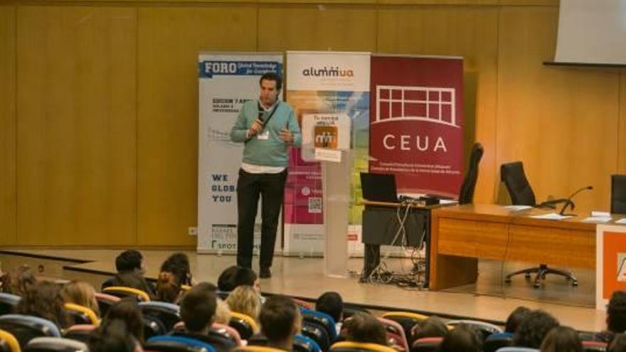 Javier Iglesias, director de Planificación Financiera de OHL, se dirige a los alumnos ayer.