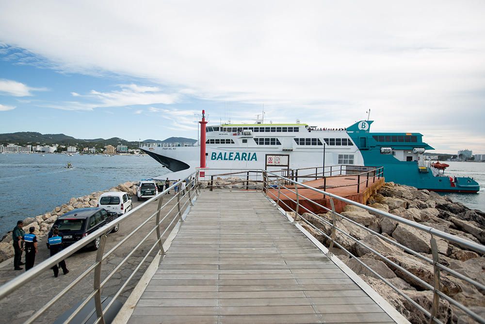 Encalla un barco en el puerto de Sant Antoni