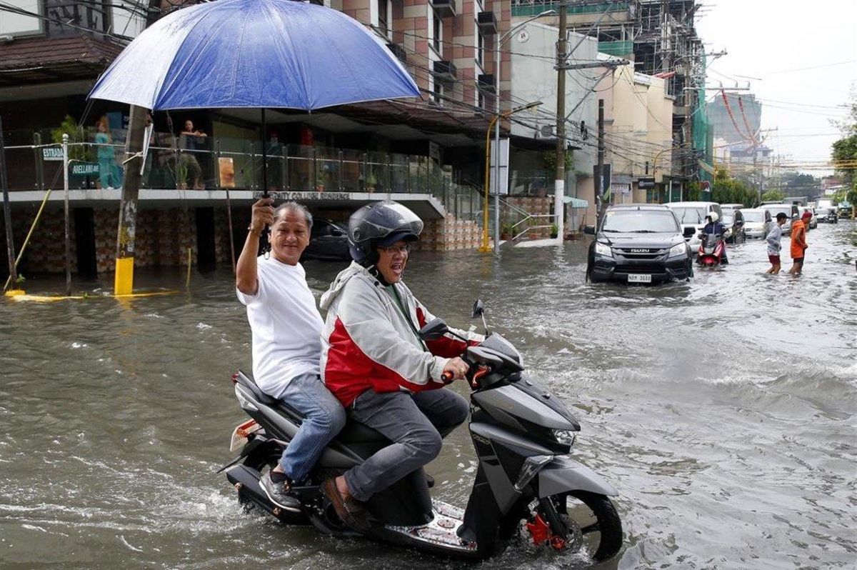 zentauroepp49299585 motorists maneuver their vehicles through a flooded street f190807110639