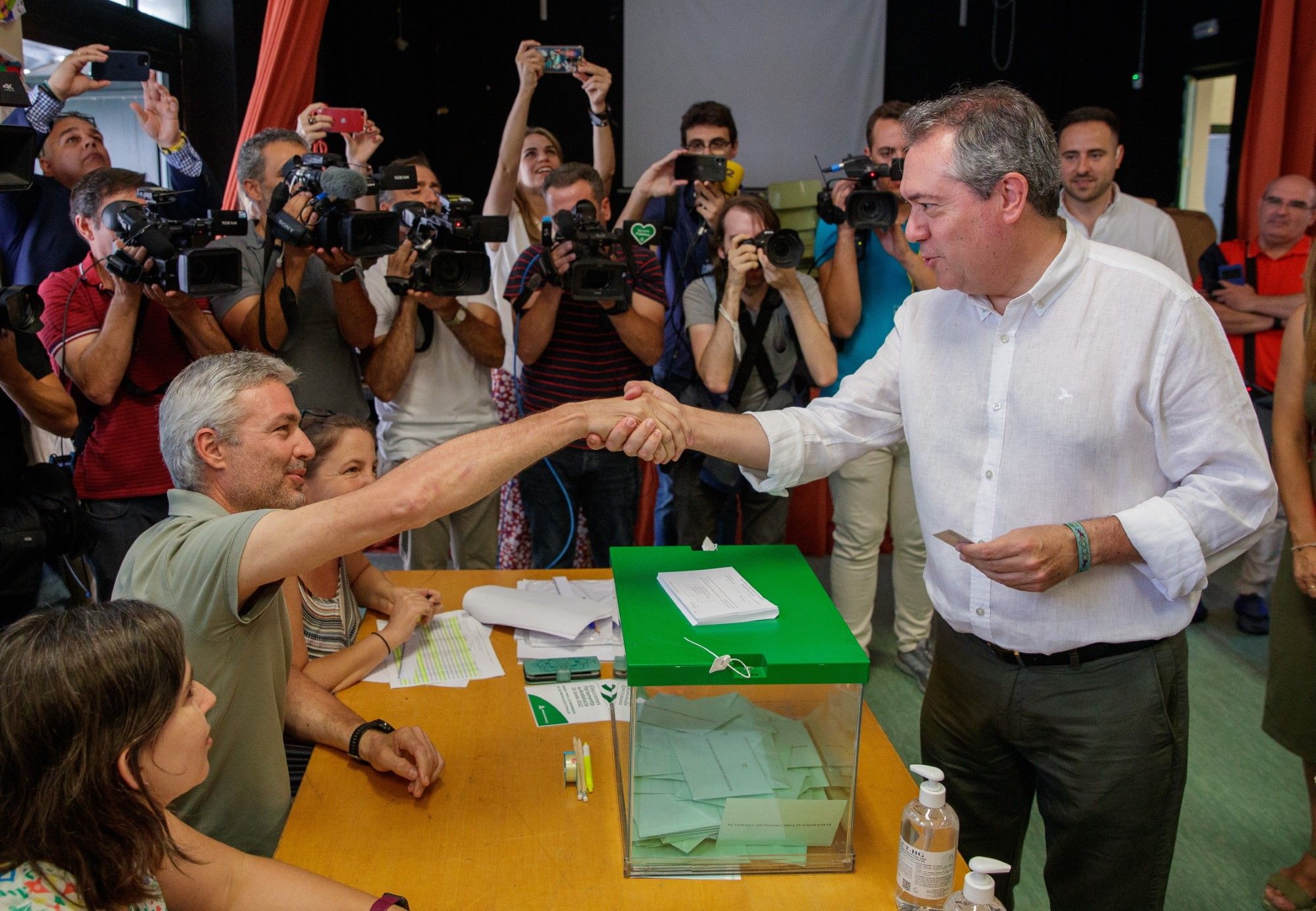 El 19J en imágenes: los candidatos ejercen su derecho al voto