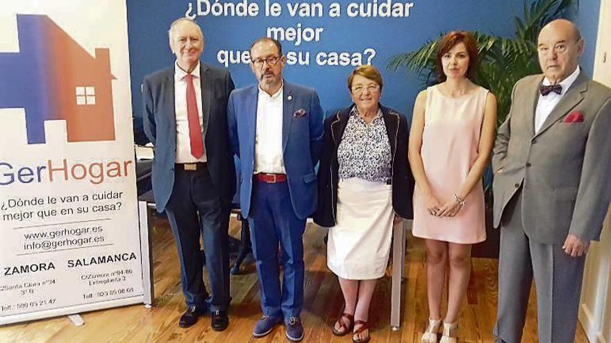 Jesús Cuadrado (con barba) con otros responsables de GerHogar.