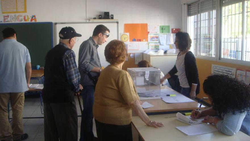 a Palmilla. Las personas que más se acercaron al colegio fueron los mayores de 65 años.Personas ejerciendo su derecho al voto en el colegio infantil Salvador Rueda en Parque del Sur.