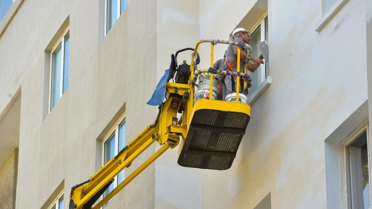 Operarios del sector de la construcción trabajan en una fachada de Las Palmas de Gran Canaria.