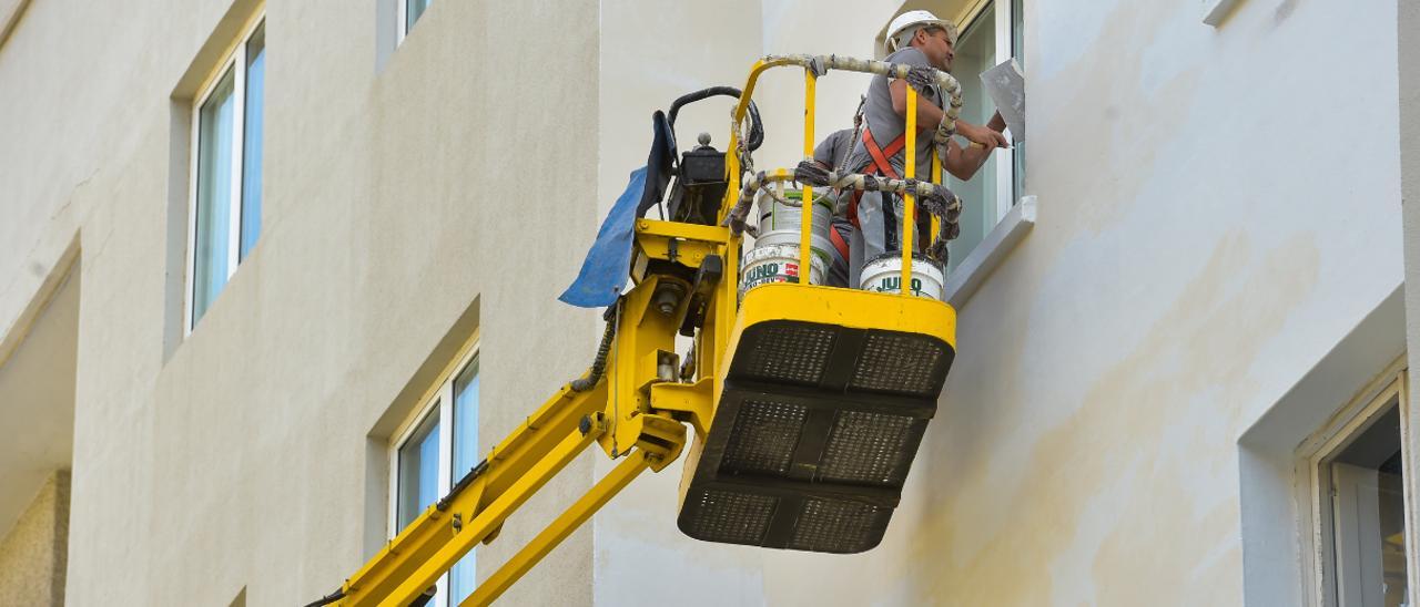 Operarios del sector de la construcción trabajan en una fachada de Las Palmas de Gran Canaria.