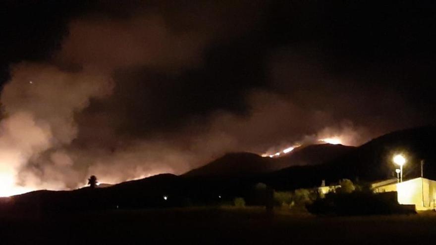 Fuego en la Sierra de la Almenara, en una imagen de anoche.