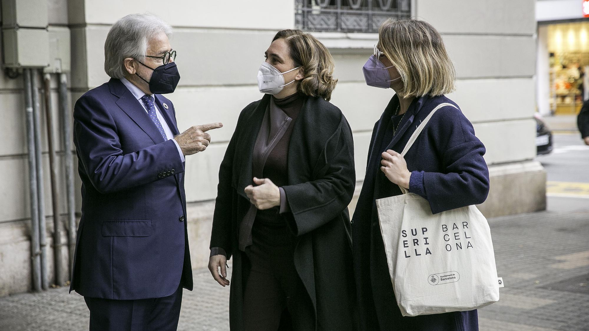 Ada Colau y Janet Sanz junto con Josep Sánchez Llibre