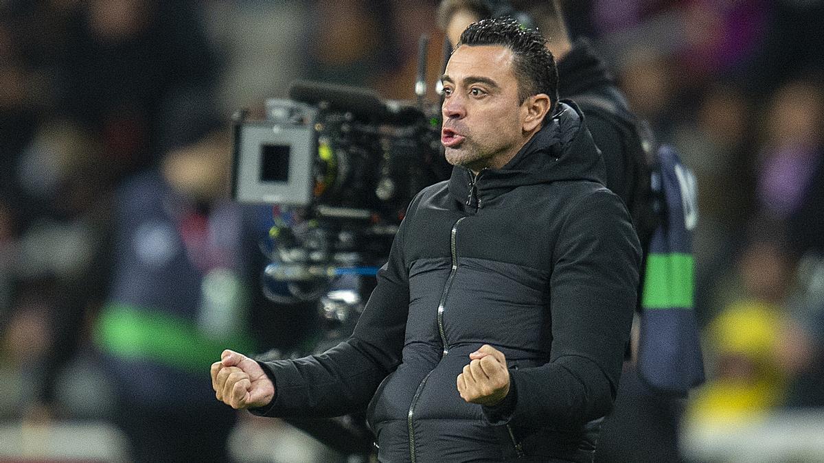 Xavi exigiendo más intensidad a sus jugadores desde la banda durante el partido de liga contra el Atlético de Madrid.