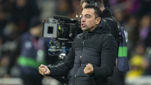 Xavi exigiendo más intensidad a sus jugadores desde la banda durante el partido de liga contra el Atlético de Madrid.