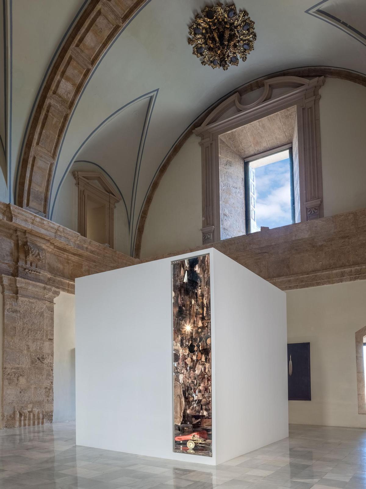 "Una conversació" (1997), de l'artista valenciana Carmen Calvo. Exposició en Sant Miquel dels Reis, actualment impossible de visitar.