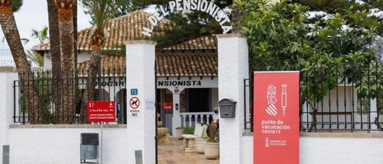 La Llar del Pensionista de l&#039;Alfàs del Pi recupera su actividad tras funcionar durante meses como vacunódromo.
