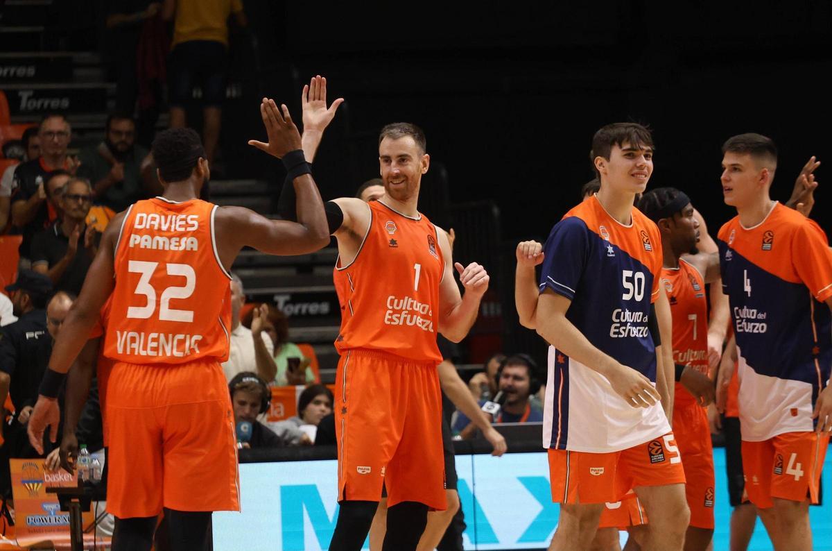 Claver y Davies celebran la tercera victoria en Euroliga, ante el Maccabi de Tel Aviv
