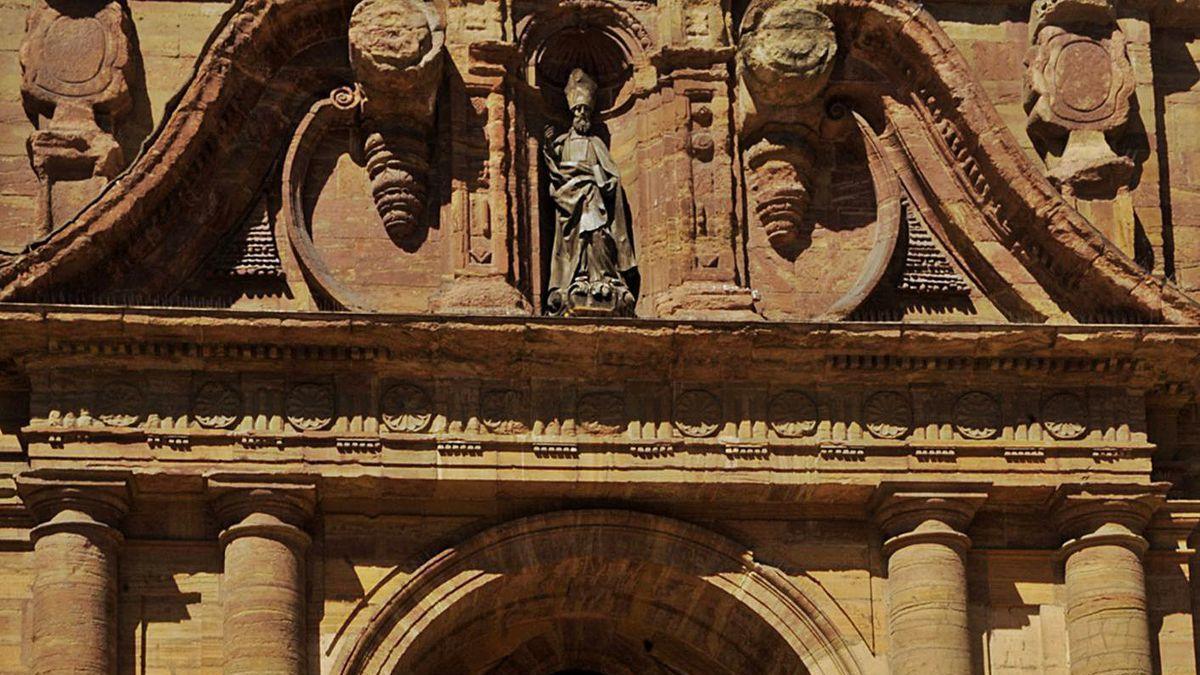 Carlos Bascarán, ante la iglesia de San Isidoro de Oviedo.