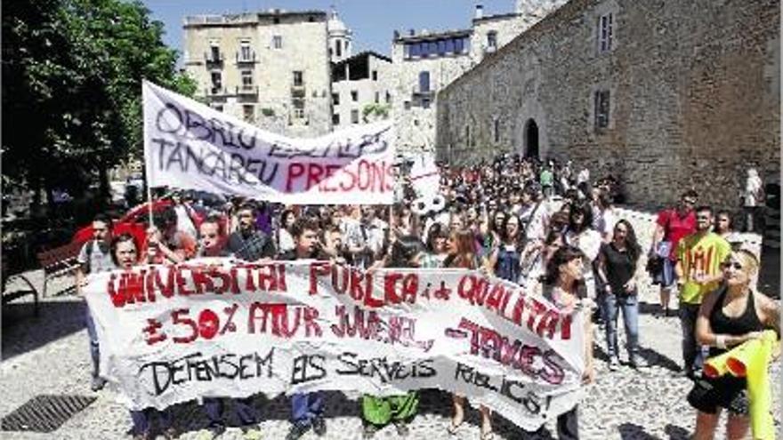 La comunitat universitària gironina protestant el mes passat en contra de les retallades