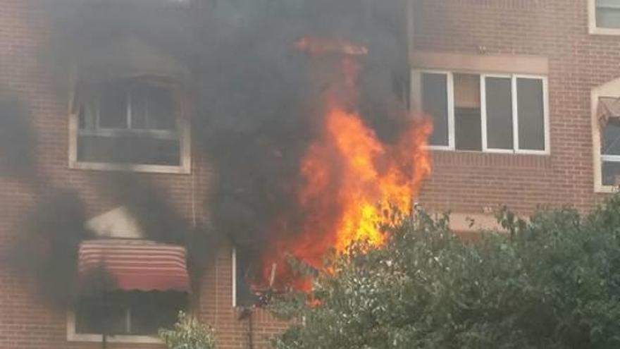 Rescatan a una mujer intoxicada en el incendio de su casa en Sant Joan