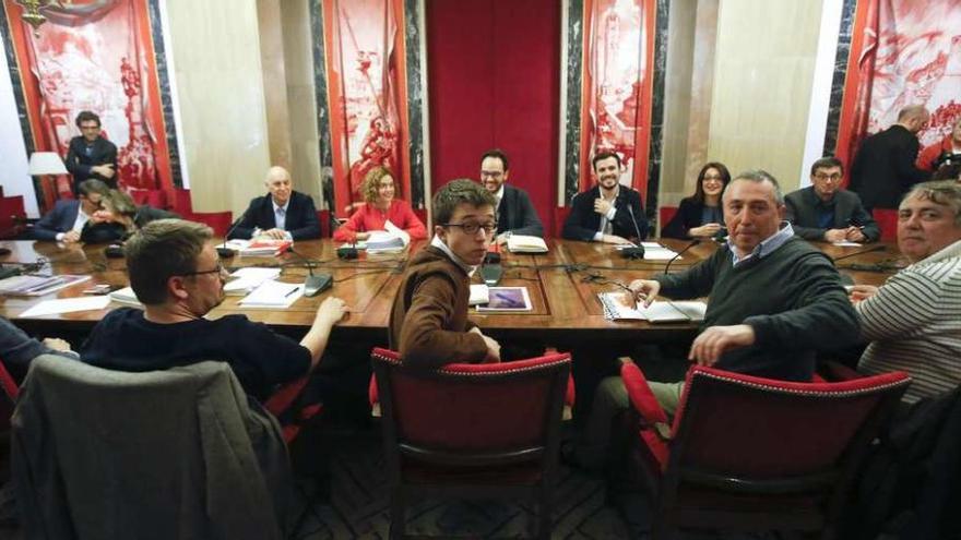 Los negociadores de Podemos, el PSOE, Compromís e IU, ayer, en la sala Sert del Congreso de los Diputados. // Efe