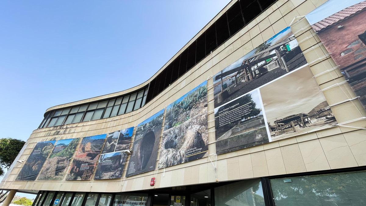 Foto de la fachada de la Casa de la Cultura de Moya con imágenes de la exposición.
