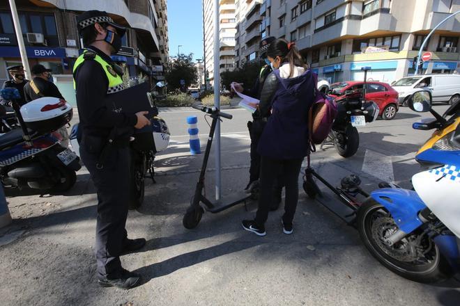 Primeras multas en Alicante a usuarios de patinetes por incumplir la ordenanza