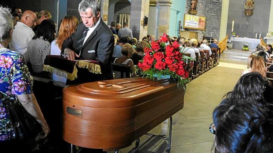 Un moment de l&#039;inici del funeral, ahir a la tarda, a l&#039;església parroquial