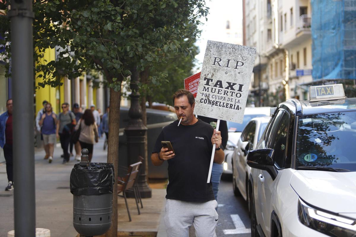 Huelga de taxis por el centro de Valencia.