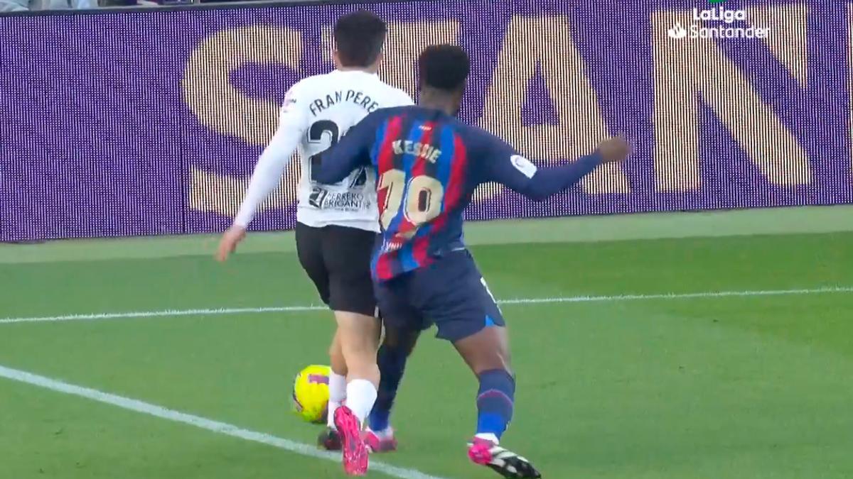 FC Barcelona - Valencia: El posible penalti de Kessié sobre Fran Pérez