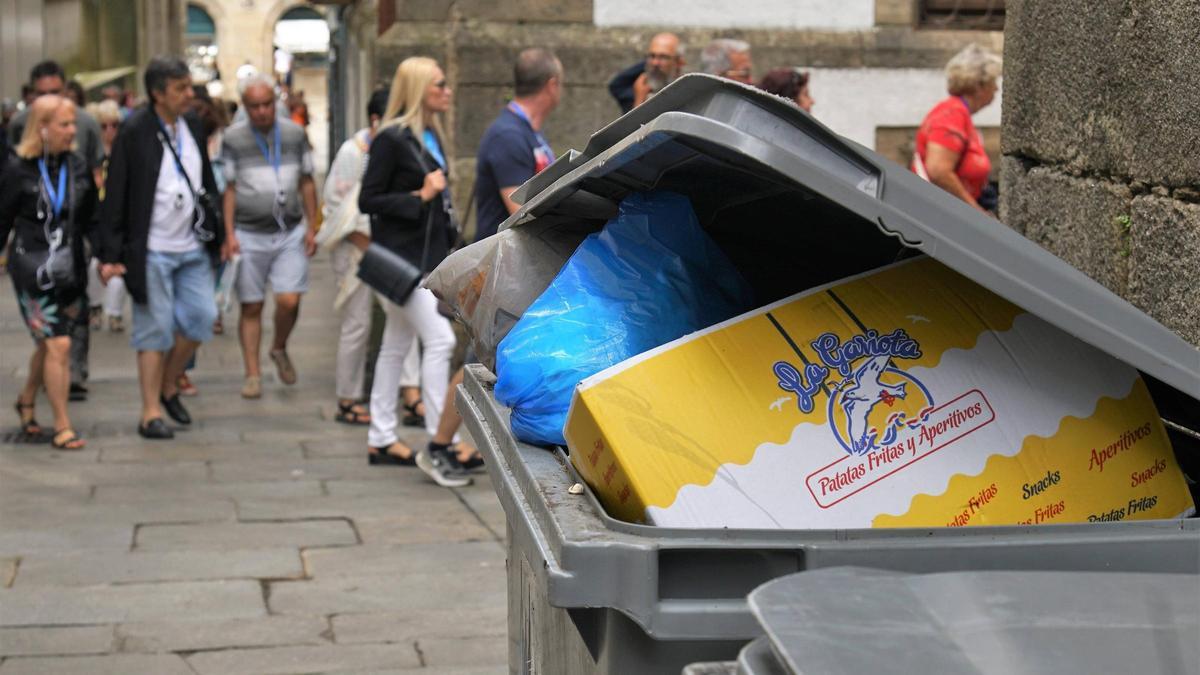 O casco histórico é un dos que maiores problemas acusa coa recollida do lixo por mor do que xera tamén a hostalaría