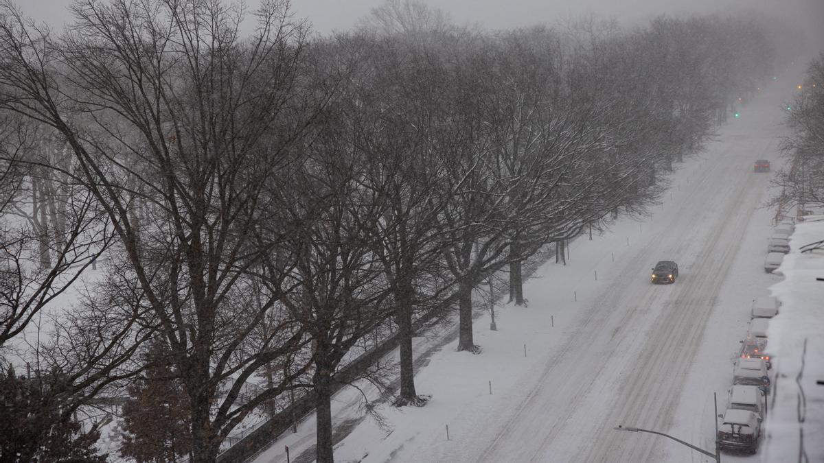 Un coche circula sobre la nieve por la avenida de Central Park West en Nueva York
